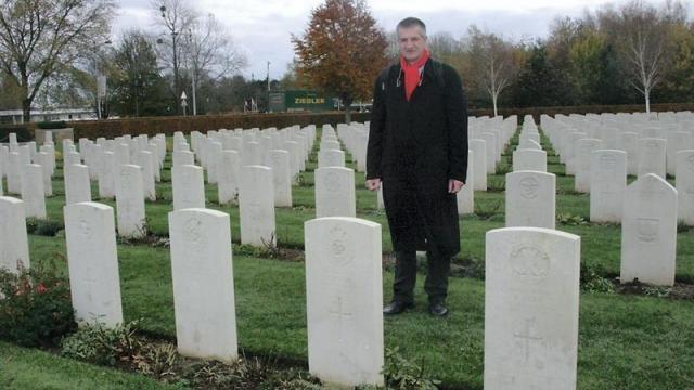 Jean Lassalle a fait une halte au cimetière militaire britannique à Bayeux ce mardi midi.